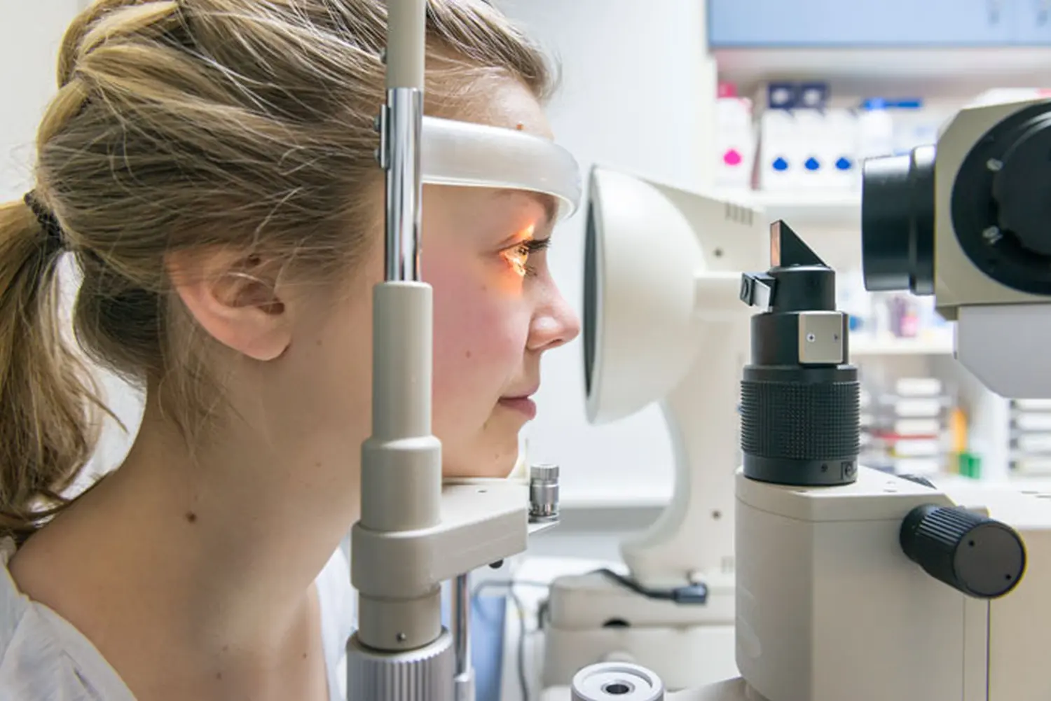 Eine Person, die mit einer digitalen Handlupe ein Kreuzworträtsel in einer Zeitung oder Zeitschrift von Augenoptik Klöter liest und möglicherweise löst
