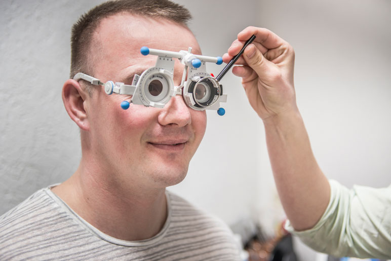 Augenuntersuchung auf Binokularsehen bei Augenoptik Kloeter Zehdenick 