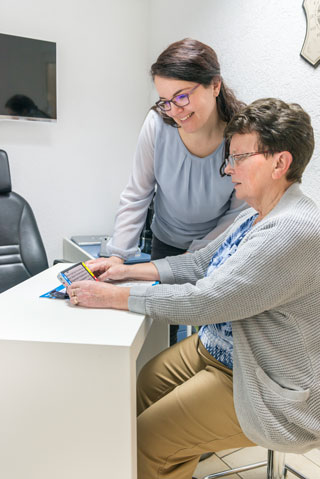 Augenoptik Klöter Inhaberin Jutta Humburg bei der Beratung zu Vergrößernden Sehhilfen 